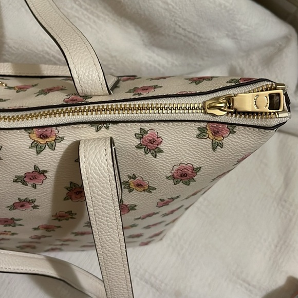 COACH - Taylor zipper flower patch tote - 21810- NWOT - Picture 6 of 13